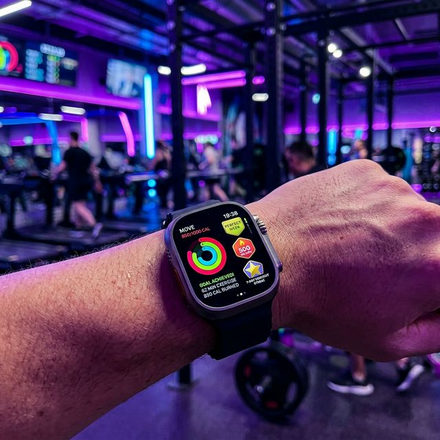 Smartwatch monitorizando progreso fitness